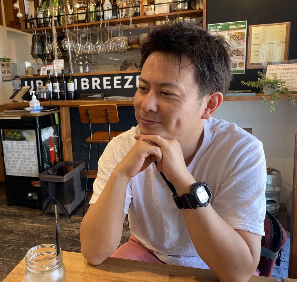 カフェで穏やかにほほえむTAKESHI
