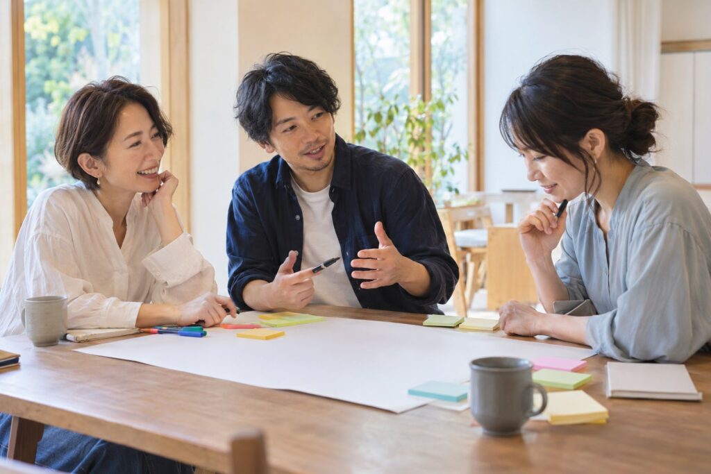 付箋を囲んで話す人たち